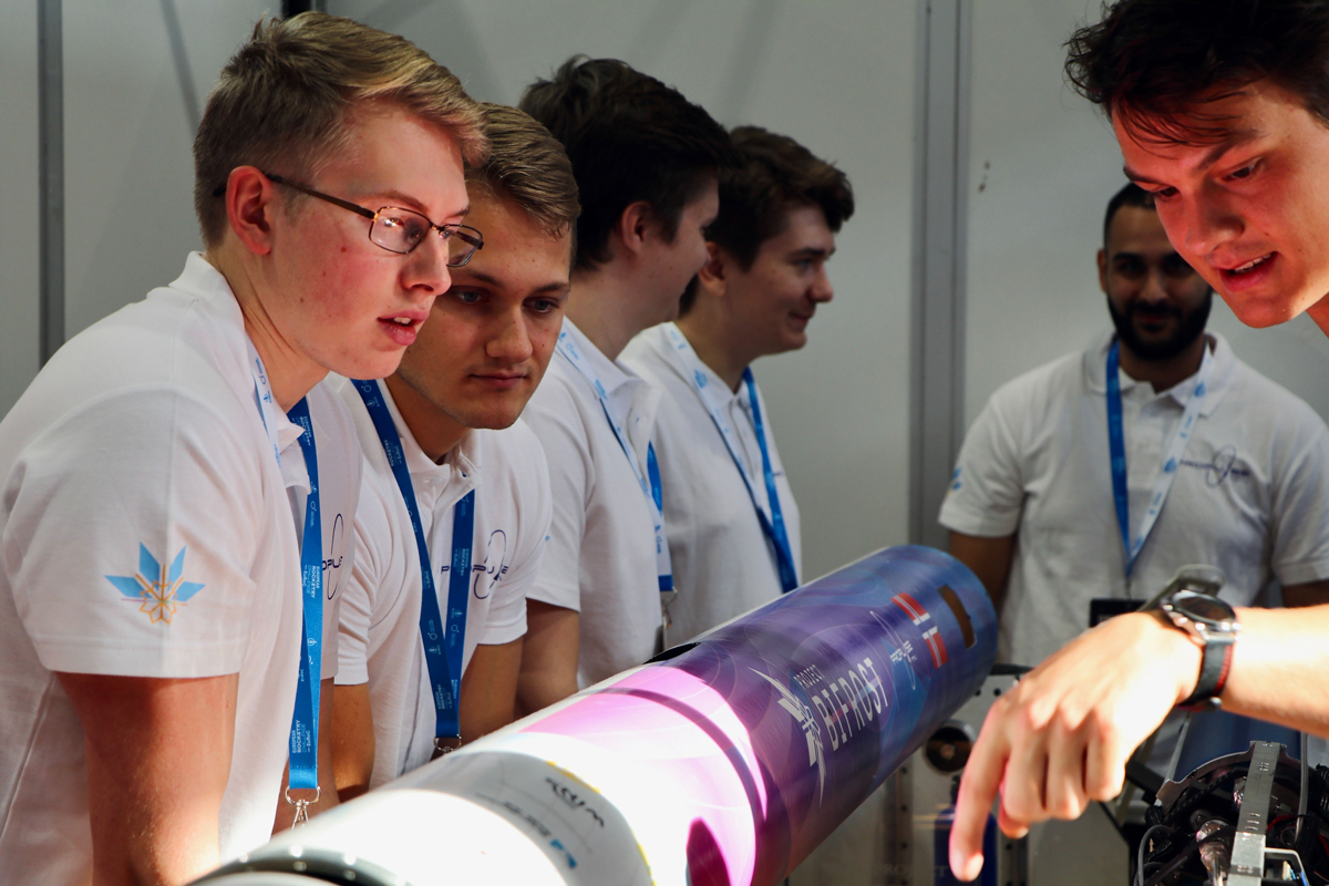 Propulse NTNU - Studentene studerer raketten