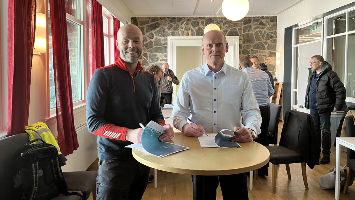Lars Borgli, administrerende direktør i Nippon Gases Norge og Jon-Ivar Hovd fra SalMar Settefisk AS signerer avtalen som sikrer oksygen til settefiskanlegget ved oppstart i juni 2023. 