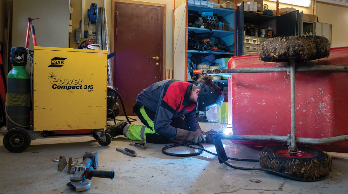 Plug&Work, sveisegass, bonde sveiser på utstyr, Sveiseutstyret står klart til bruk i verkstedet på gården